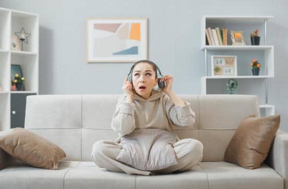 ilustrasi mendengarkan musik