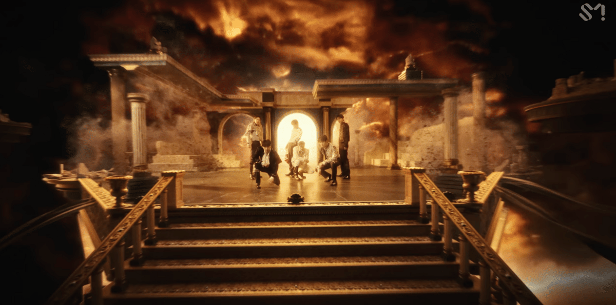 cuplikan MV CROWN - EXO (youtube.com/smtown)