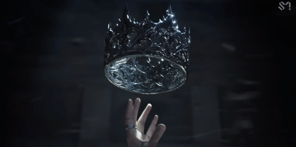 cuplikan MV CROWN - EXO (youtube.com/smtown)