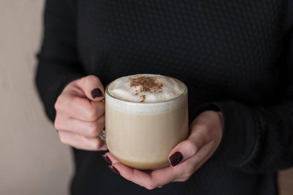 ilustrasi menikmati latte