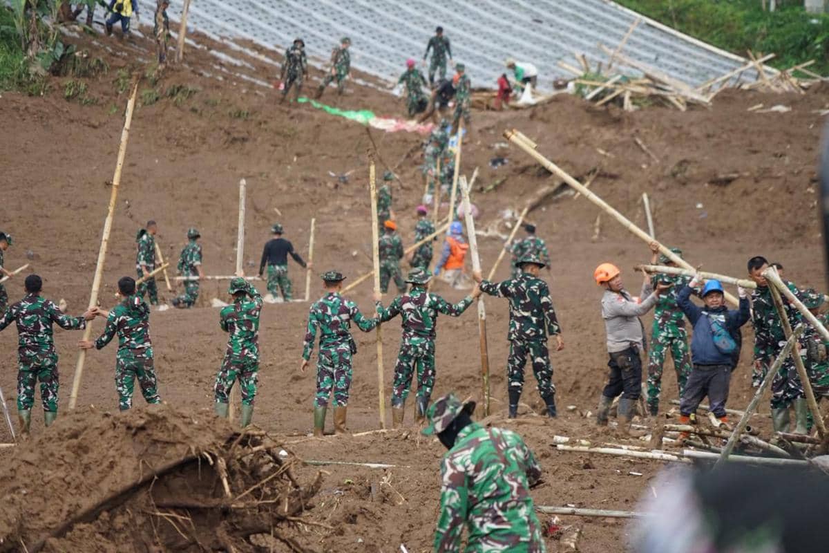 Menko PMK Pratikno mengunjungi lokasi longsor Cisarua