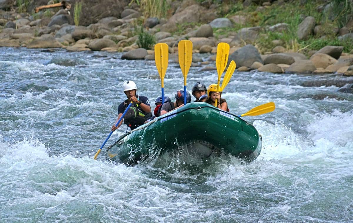 ilustrasi olahraga white water rafting