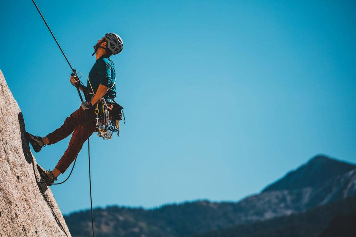 ilustrasi olarhaga rock climbing