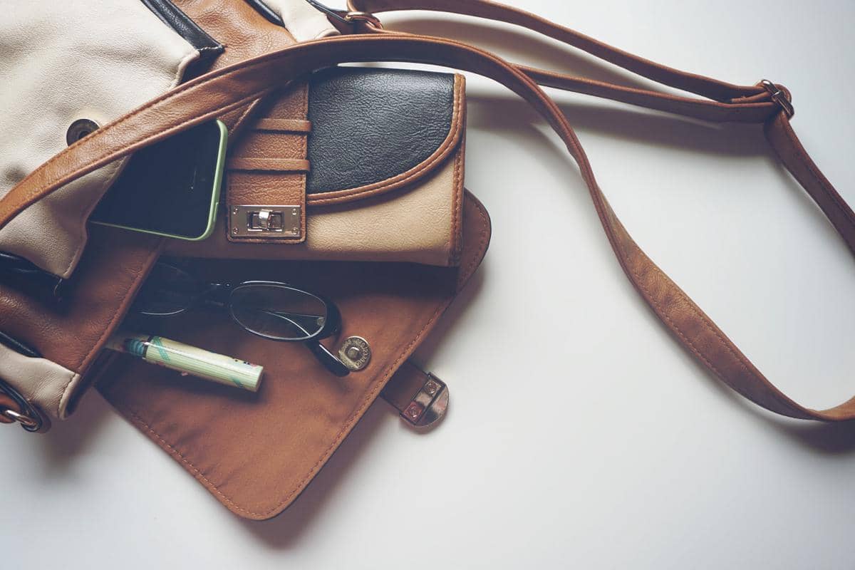 ilustrasi isi tas bag untuk traveling