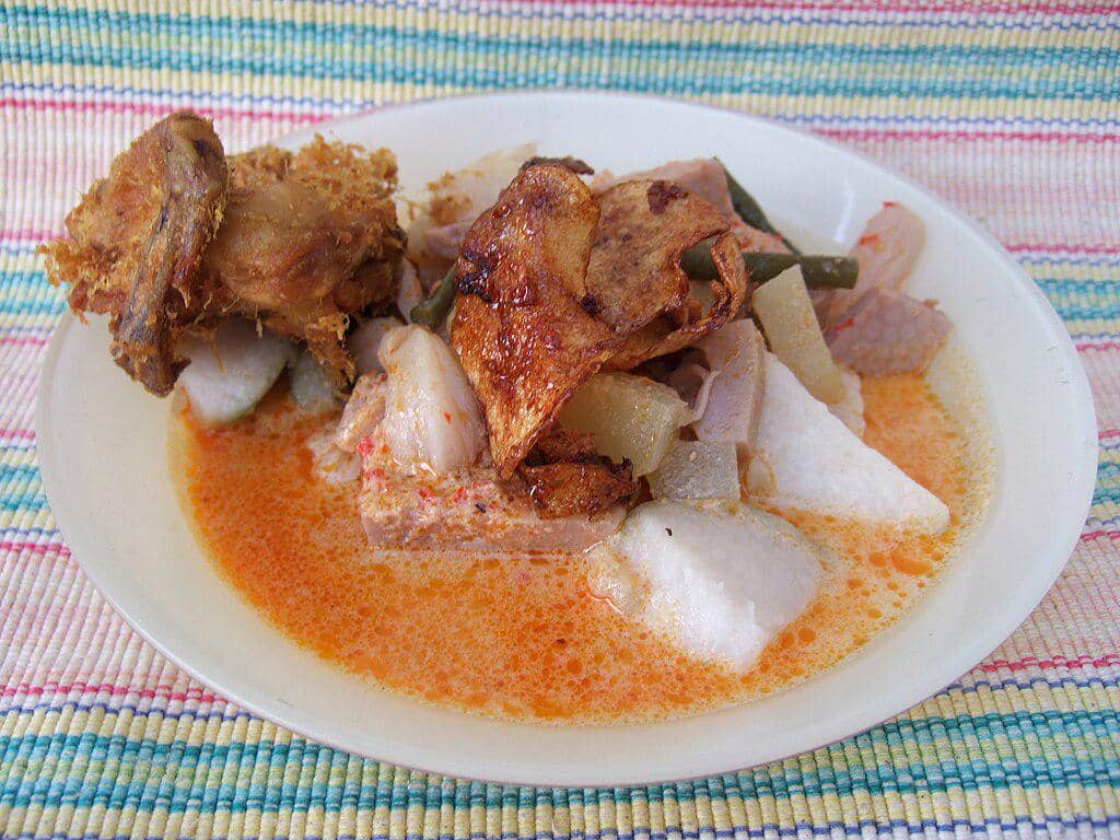 ilustrasi ketupat sayur Betawi (commons.wikimedia.org/Midori)