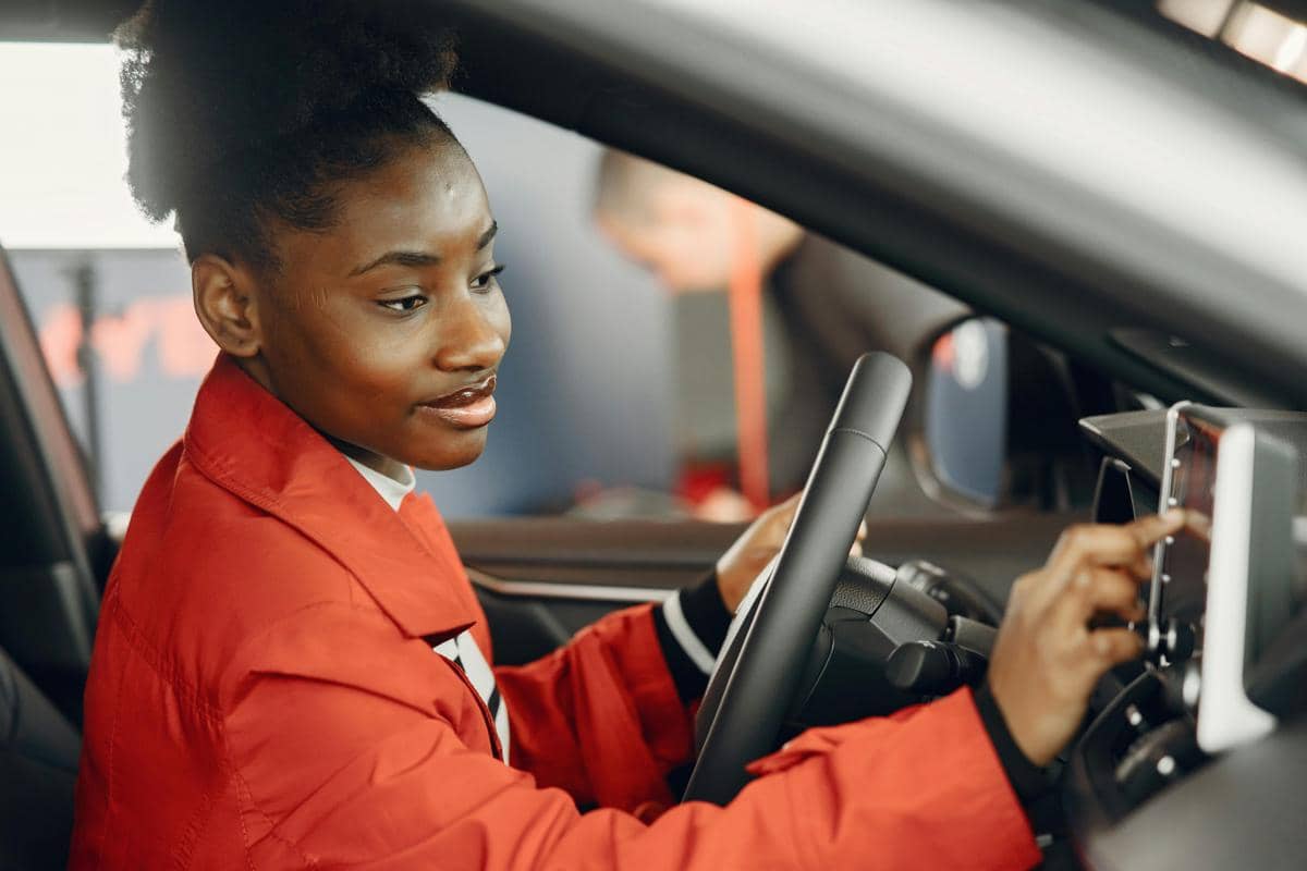 Memutar musik di dalam mobil