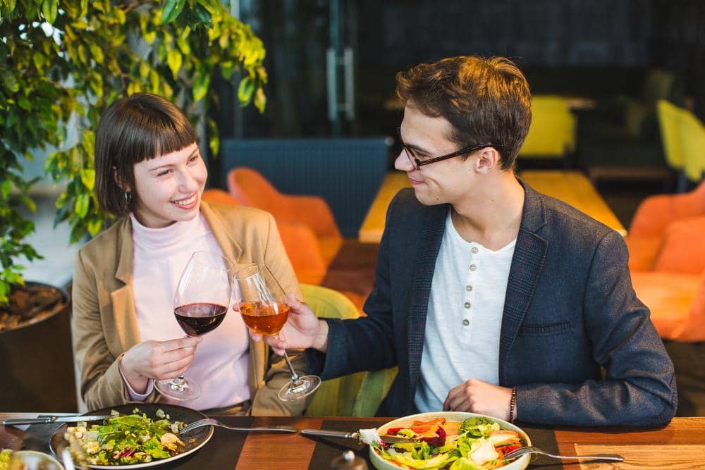 Pasangan kekasih berkencan di restoran