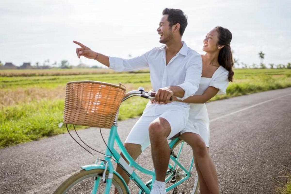 pasangan kekasih sedang bersepeda