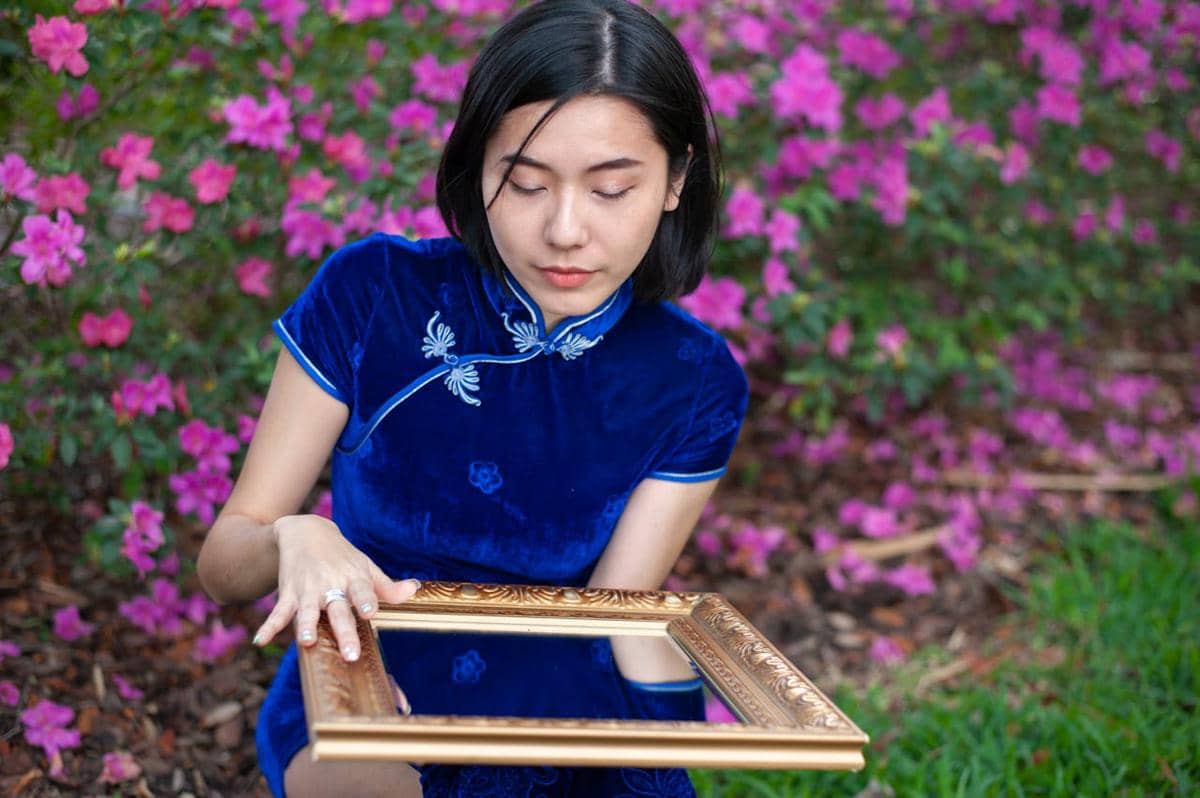 Cheongsam berwarna navy.