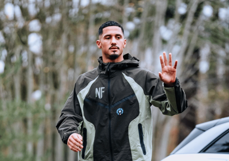 saliba melambaikan tangan