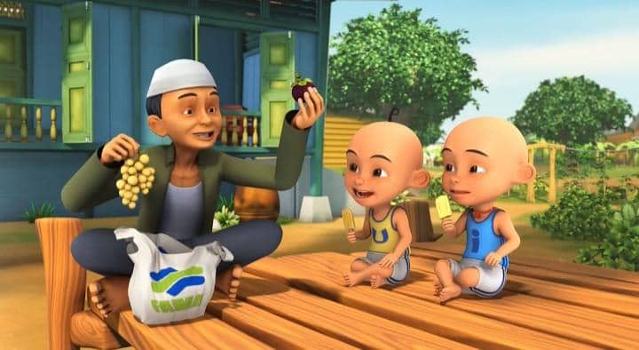 Tok Dalang menerima buah-buahan dari Upin dan Ipin. 