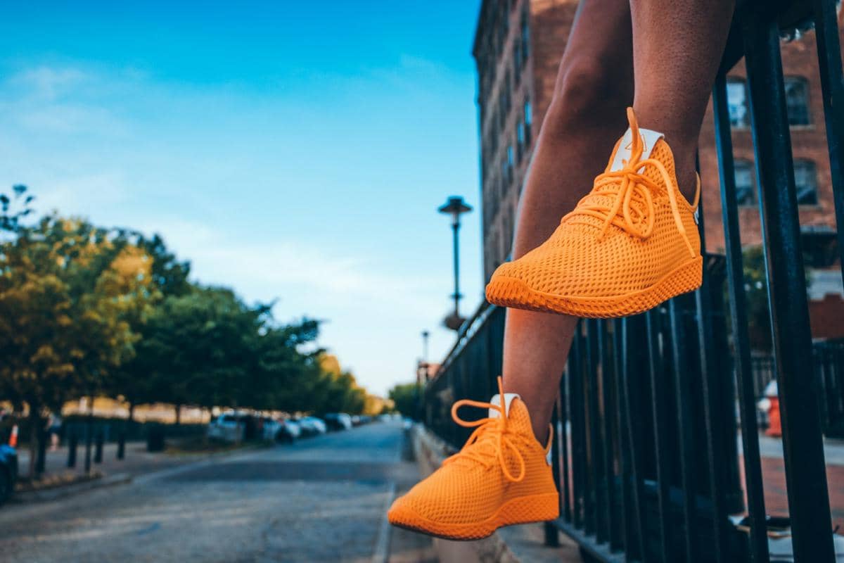 Sepatu olahraga berwarna kuning.