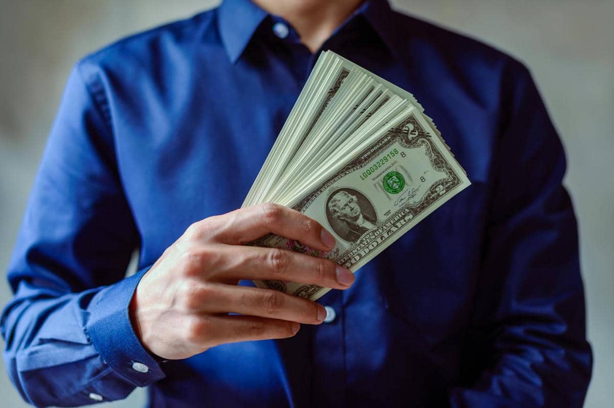 Jangan All-In! Ini 5 Alasan Penting Tetap Simpan Cash Saat Investasi Illustration 