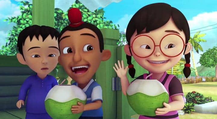 Jarjit dan Mei Mei membawa es kelapa saat berkumpul di rumah Upin dan Ipin.