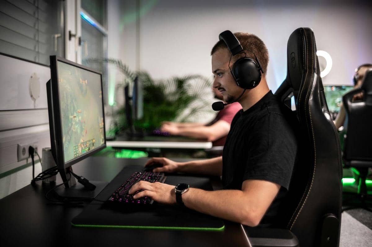 ilustrasi pria main game