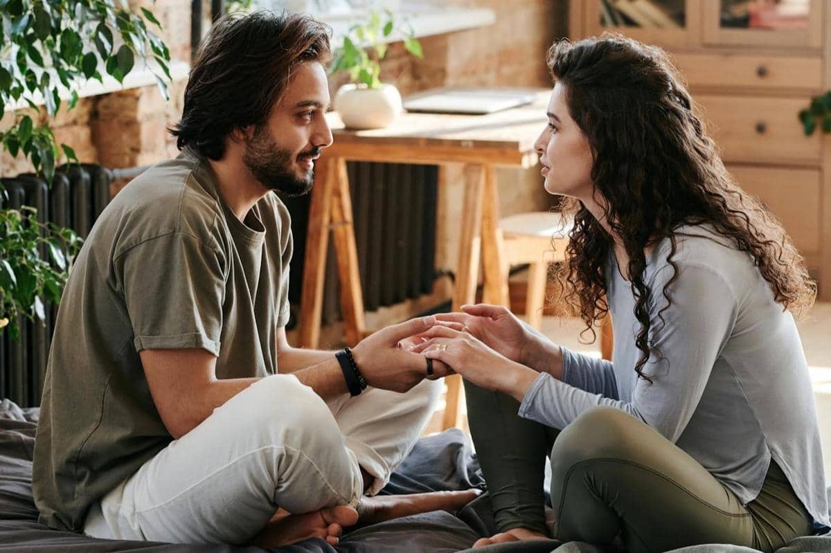 ilustrasi ajak pasangan diskusi santai untuk membahas mudik ke orangtua atau mertua dulu