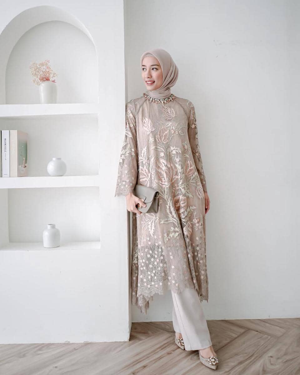 OOTD Lebaran Pakai Celana ala Mega Iskanti
