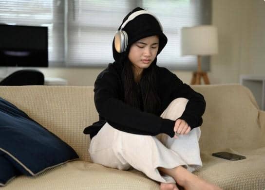 ilustrasi mendengarkan musik 