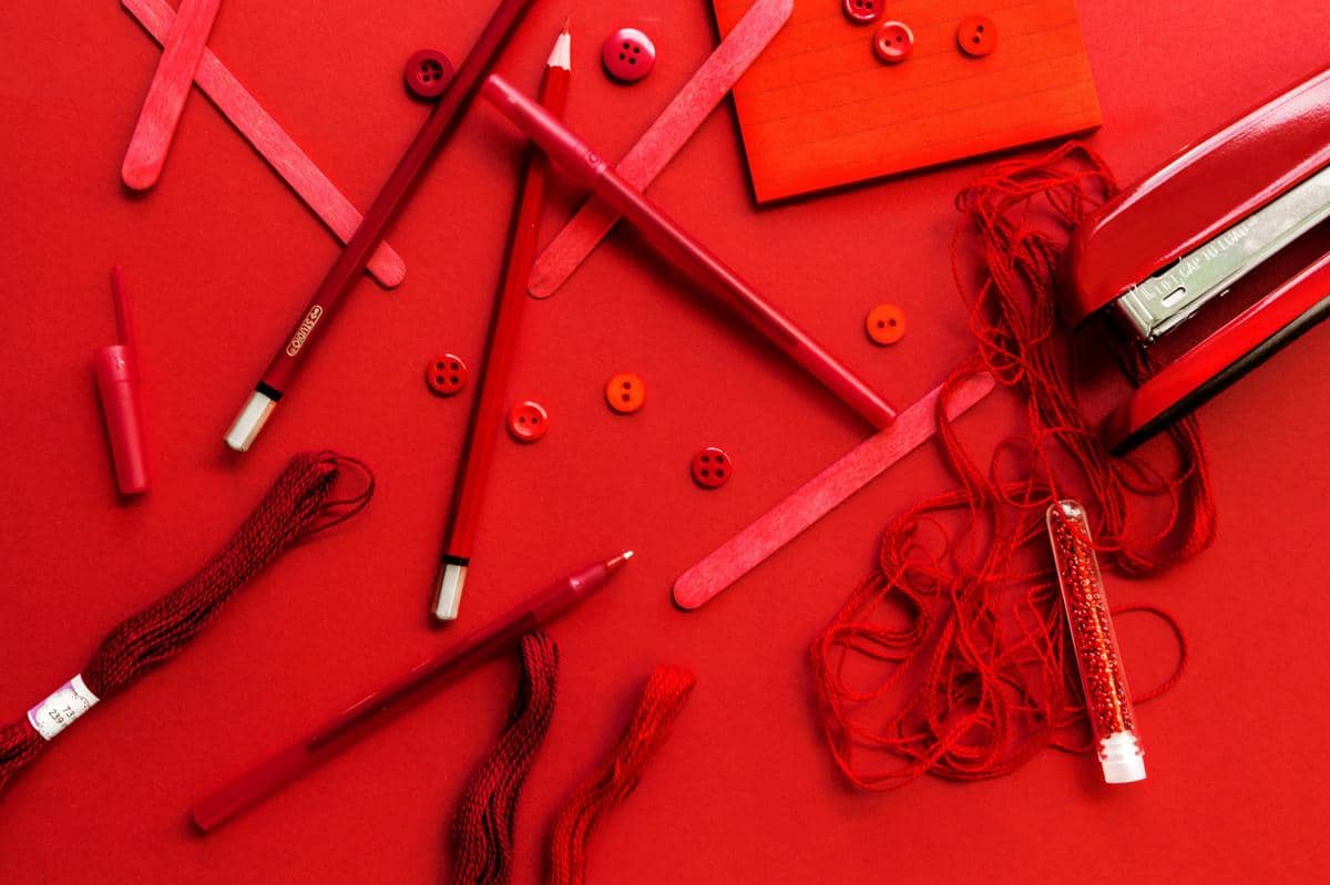 ilustrasi alat tulis warna merah