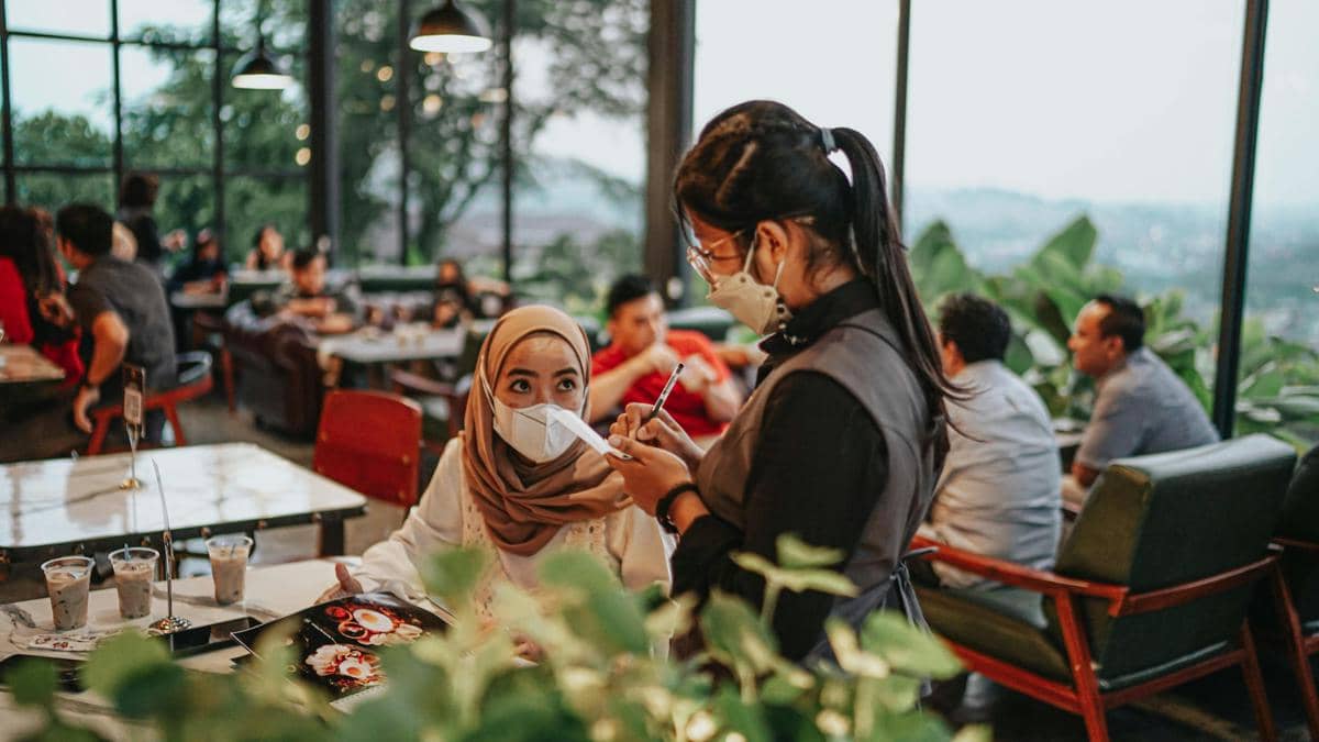 Ilustrasi orang makan di restoran