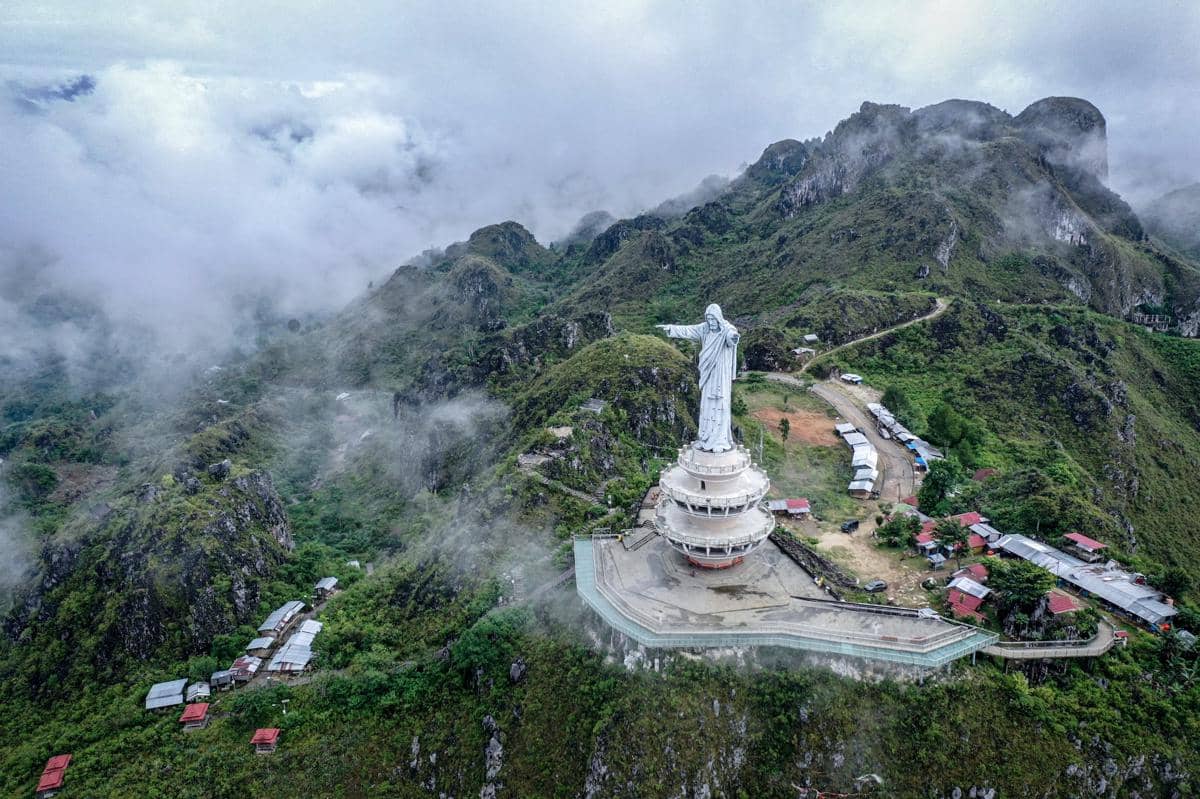 Patung Yesus Memberkati di Buntu Burake, Tana Toraja, Sulawesi Selatan