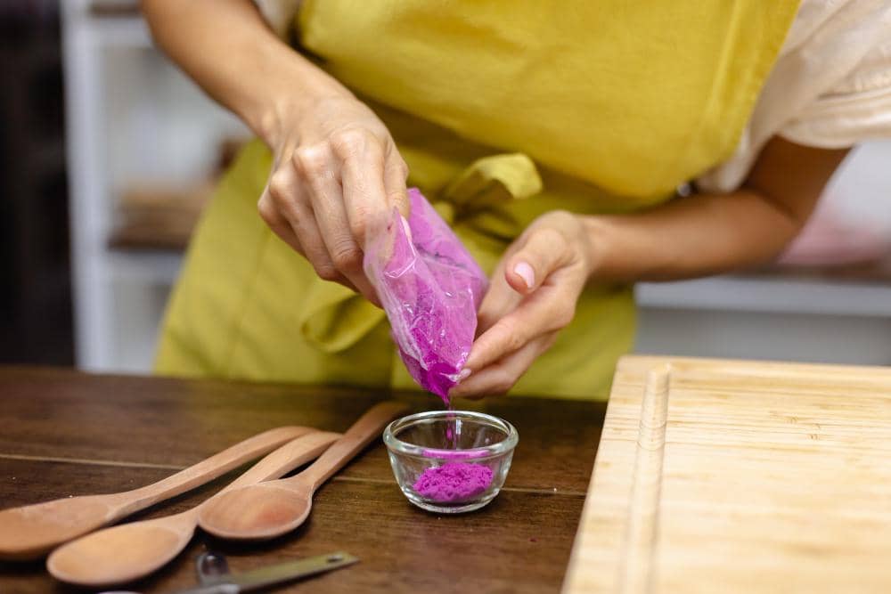 ilustrasi menakar ube powder
