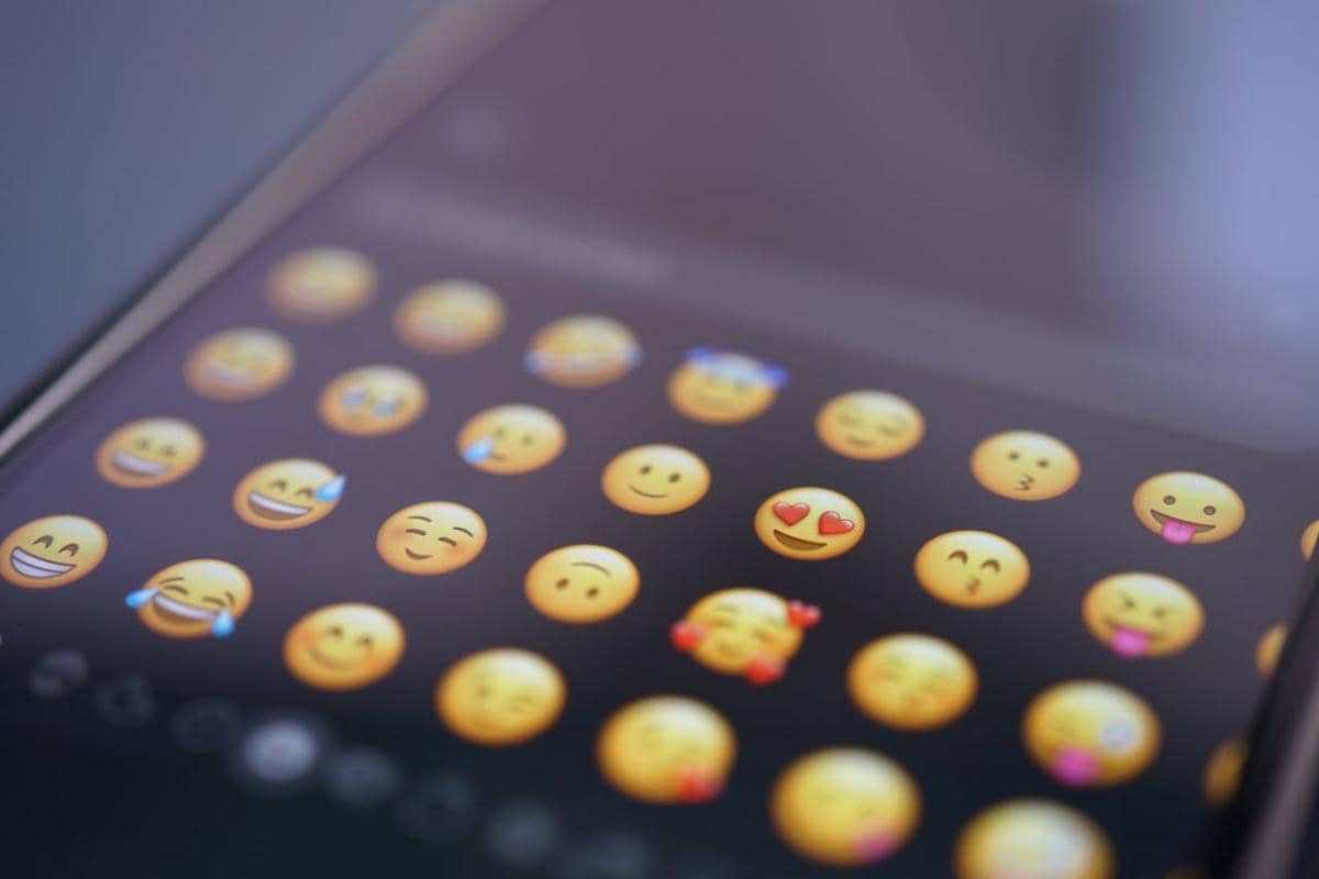 ilustrasi emoji 