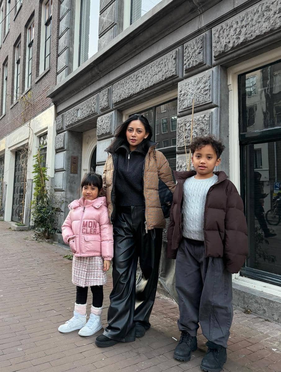 ootd Rachel Vennya dan anak-anaknya