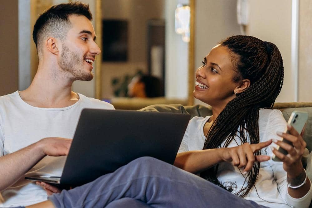 ilustrasi pasangan berdiskusi (pexels.com/Mikhail Nilov)