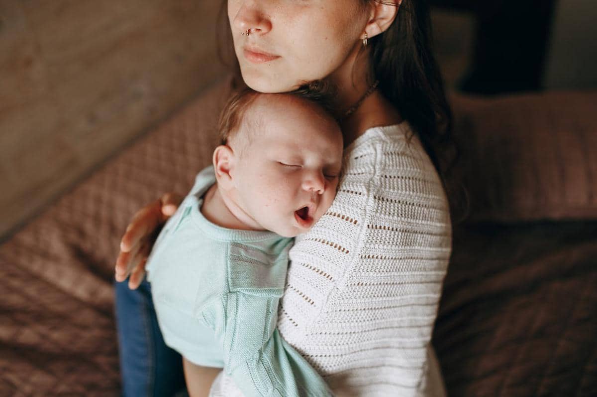 Ilustrasi anak tertidur dengan jadwal yang teratur. 