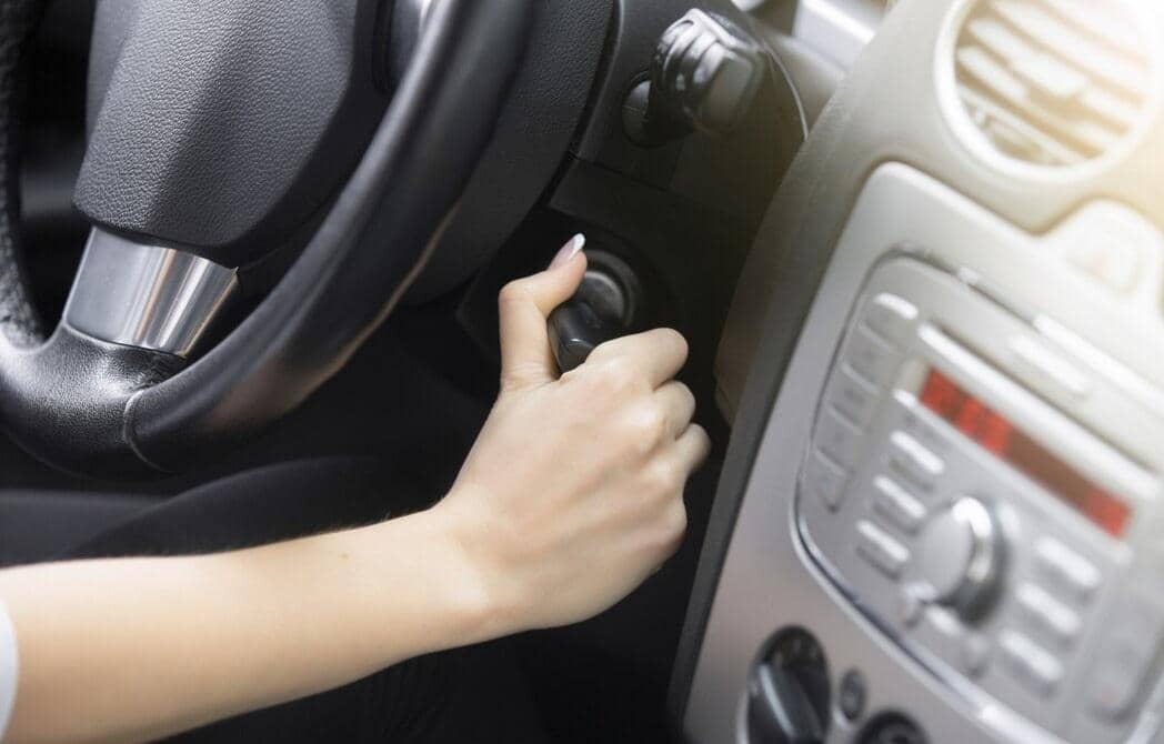 ilustrasi menstarter mobil (freepik.com/yanalya)