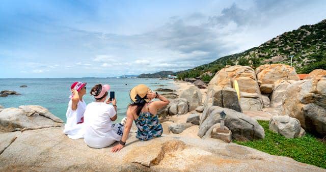 ilustrasi berlibur ke pantai 