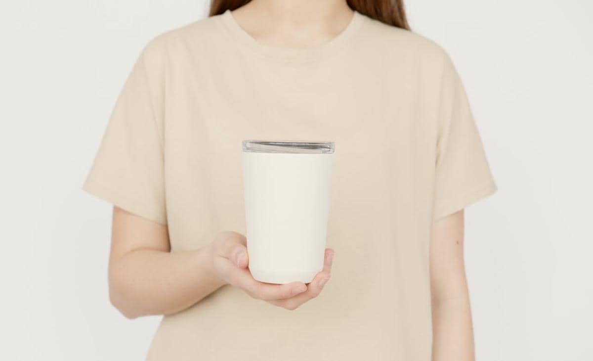 Potret membawa tumbler