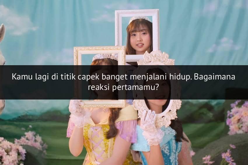 Tiga perempuan mengenakan gaun warna pastel memegang bingkai foto di depan latar taman dengan nuansa dongeng.