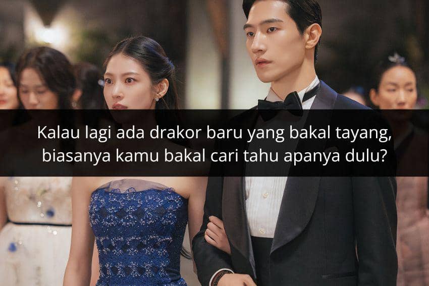 Sepasang pria dan wanita mengenakan busana formal elegan berjalan bersama di acara malam dengan suasana mewah.