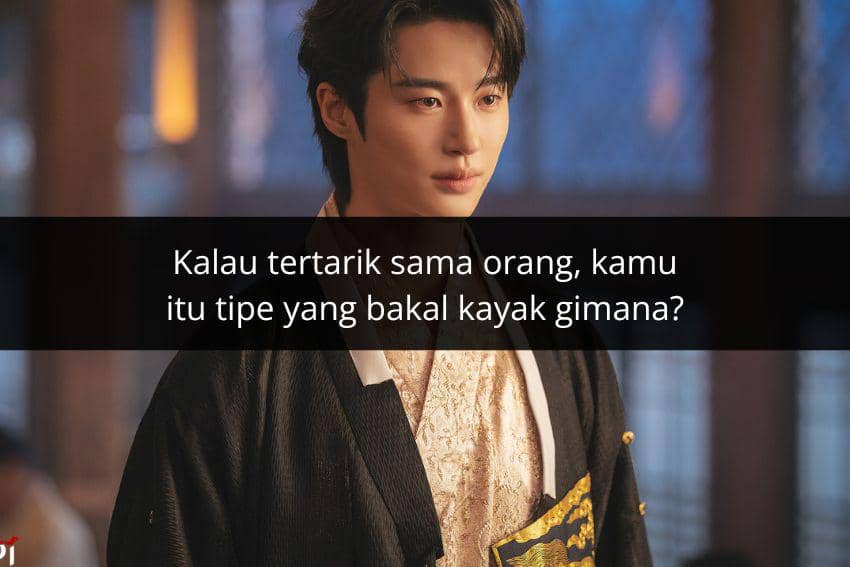 Seorang pria berpakaian tradisional berwarna hitam dan emas berdiri di dalam ruangan dengan pencahayaan hangat, disertai teks pertanyaan kuis.