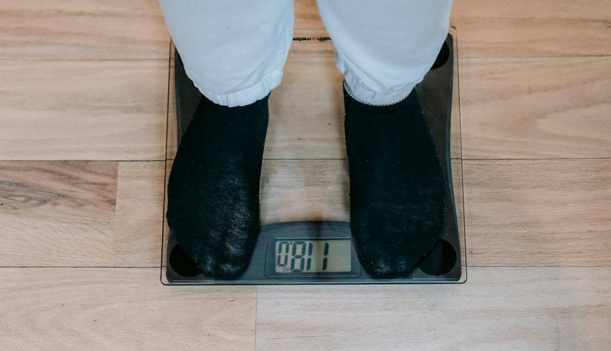 ilustrasi menimbang berat badan