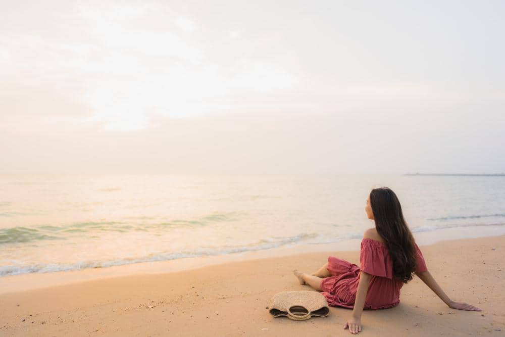 ilustrasi perempuan menikmati suasana pantai