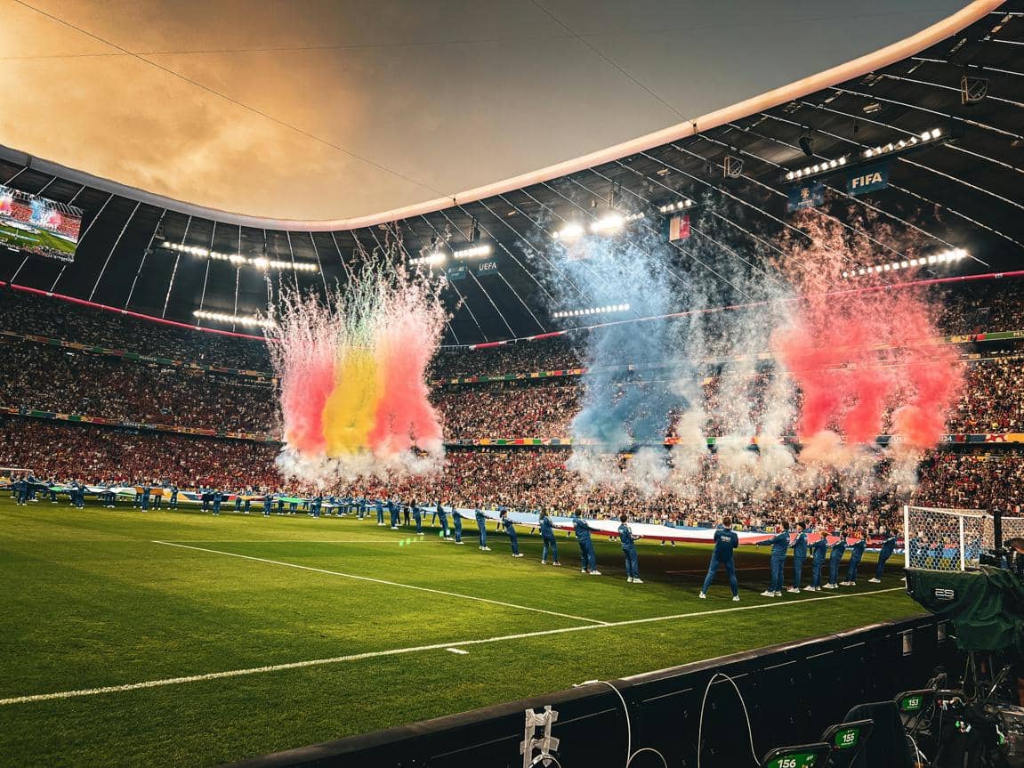 ilustrasi nonton Piala Dunia langsung (unsplash.com/Johannes Hübner)