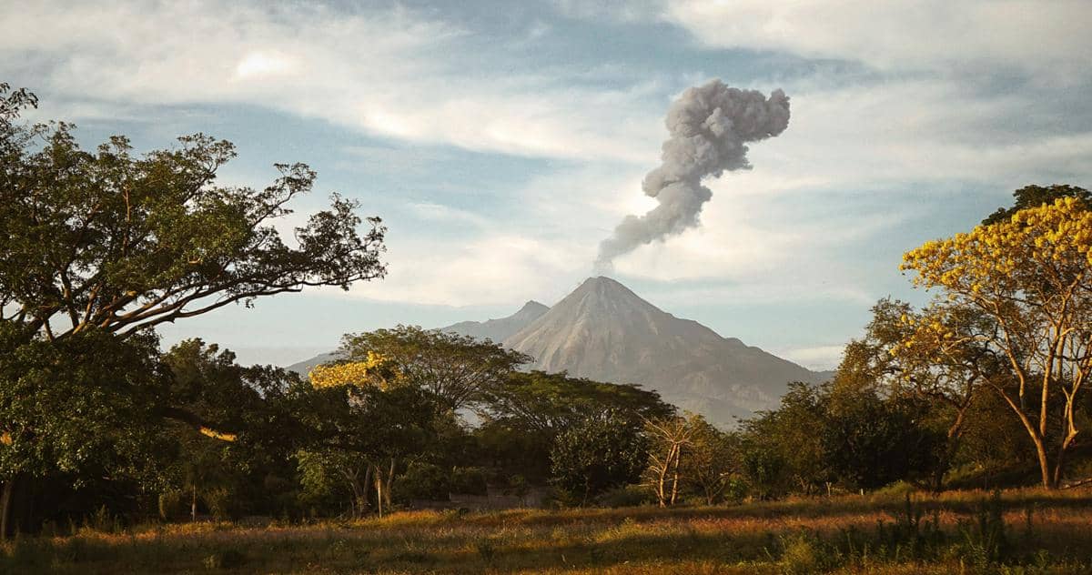 ilustrasi menikmati panorama gunung dari kejauhan (unsplash.com/DIEGO SÁNCHEZ)