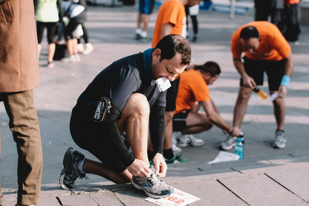 ilustrasi rekomendasi sepatu lari lokal carbon plate termurah (unsplash.com/sporlab)