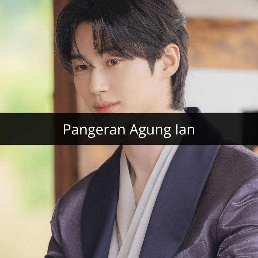 Seorang pria berambut hitam mengenakan hanbok modern berwarna ungu dan putih dengan latar dalam ruangan kayu terang.