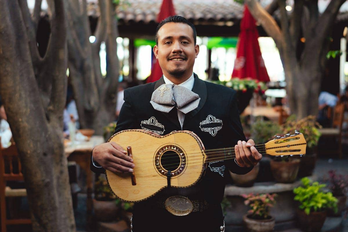 ilustrasi menikmati mariachi secara live 