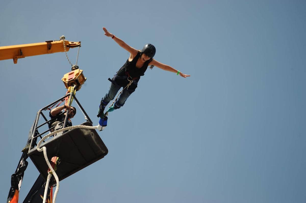 ilustrasi bungee jumping