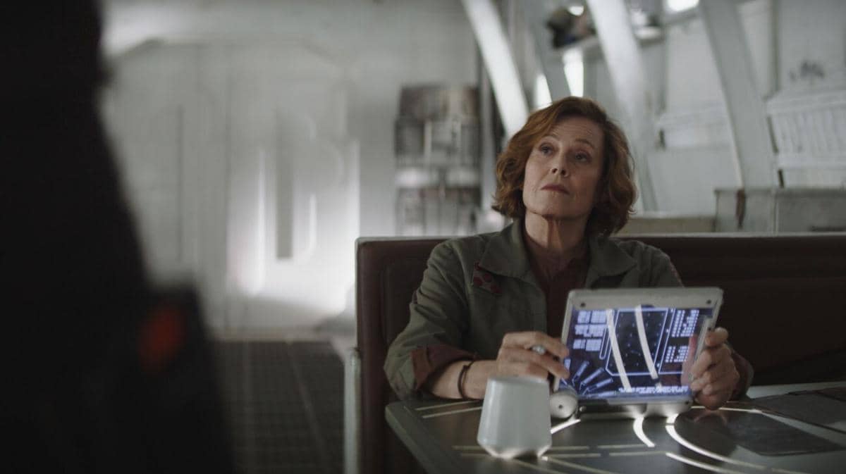 Potret Sigourney Weaver sebagai Ward dalam film Star Wars: The Mandalorian and Grogu