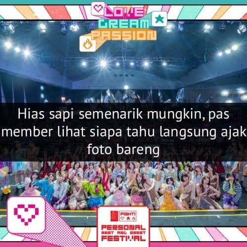 Grup idola JKT48 tampil di atas panggung dengan pencahayaan warna-warni dan latar bertema Love Dream Passion Festival.