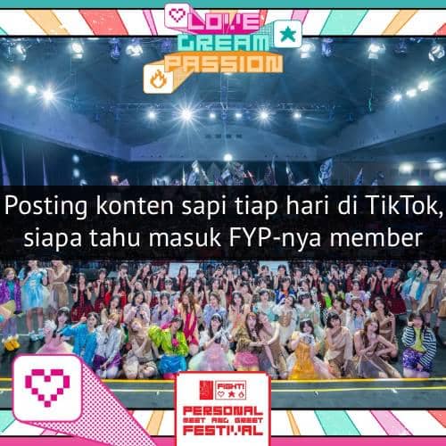 Puluhan anggota grup idola JKT48 berpose bersama di atas panggung dengan pencahayaan warna-warni dan latar bertema Love Dream Passion.