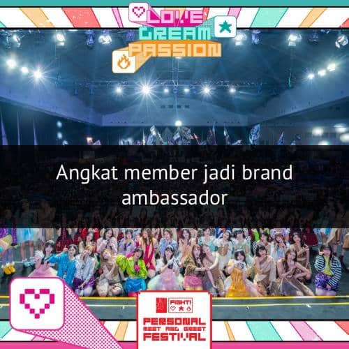 Puluhan anggota grup idola tampil di atas panggung besar dengan pencahayaan warna-warni dalam acara bertema festival.