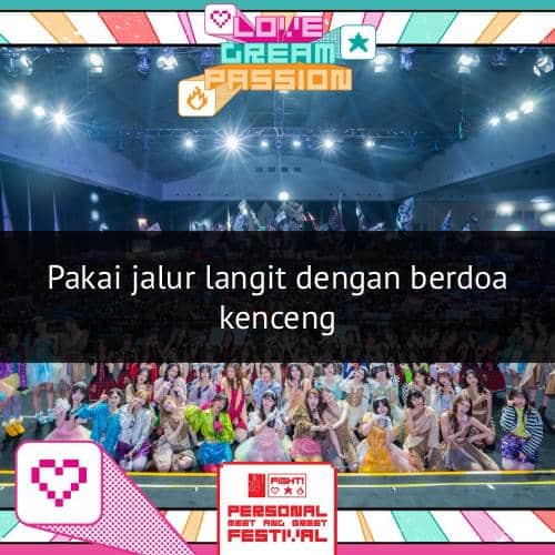 Puluhan anggota grup idola tampil di atas panggung besar dengan pencahayaan warna-warni dalam acara bertema Love Dream Passion.