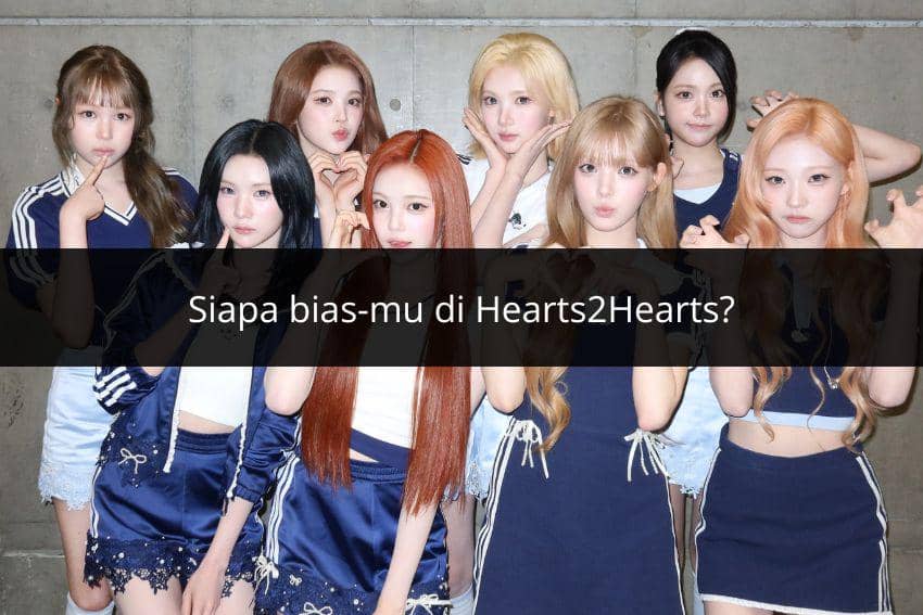 Delapan anggota grup idola wanita Hearts2Hearts berpose bersama mengenakan busana biru dan putih di depan dinding abu-abu.